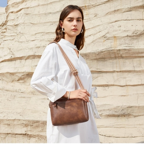 Bostanten Tan Leather Crossbody Bag - Picture 2 of 13